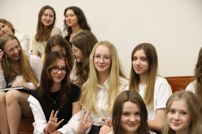 Zakończenie roku szkolnego w VI Liceum Ogólnokształcącym imienia Juliusza Słowackiego w Kielcach. Zobaczcie zdjęcia i film