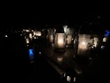 Cmentarz nocą wygląda refleksyjnie... Jest rozświetlony blaskiem tysięcy zniczy