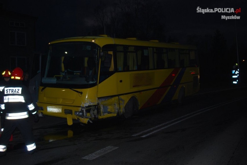 Myszków: Zderzenie autobusu z samochodem osobowym. Jedna osoba została ranna