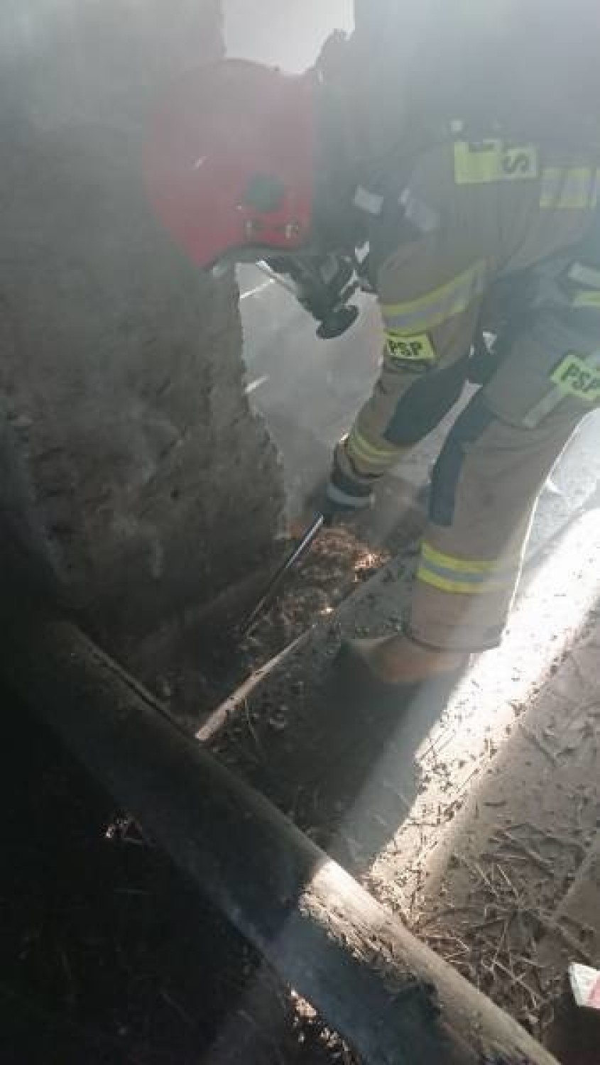 Strażacy trzy godziny walczyli z pożarem sadzy w kominie w Świniarsku