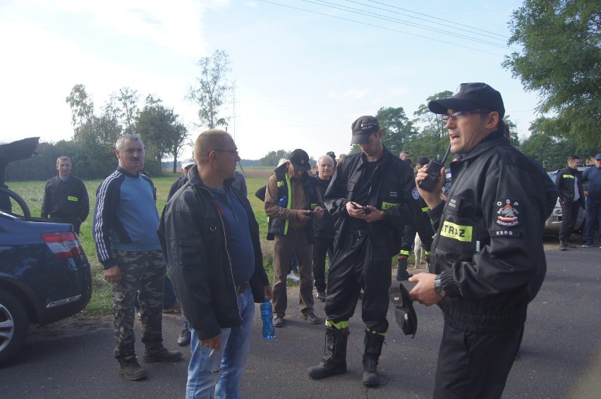 Ponad 200 mieszkańców, rodzina, strażacy, policjanci i wójtowie szukało  mieszkańca Kolonii Strobin. Znaleziono jego zwłoki[FOTO, FILM]