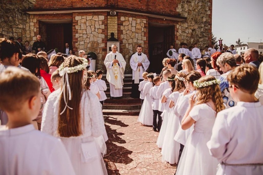 Pierwsza Komunia Święta 2023 w parafii św. Maksymiliana Kolbe w Radomsku. ZDJĘCIA