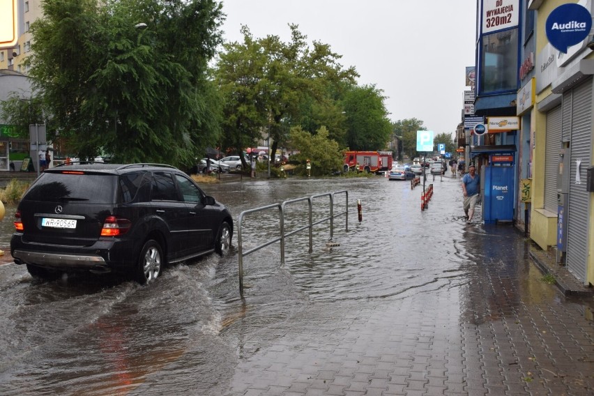 Targowisko na ulicy Struga w Radomiu wróciło do pełnego życia po czwartkowej „powodzi”. Zobacz zdjęcia