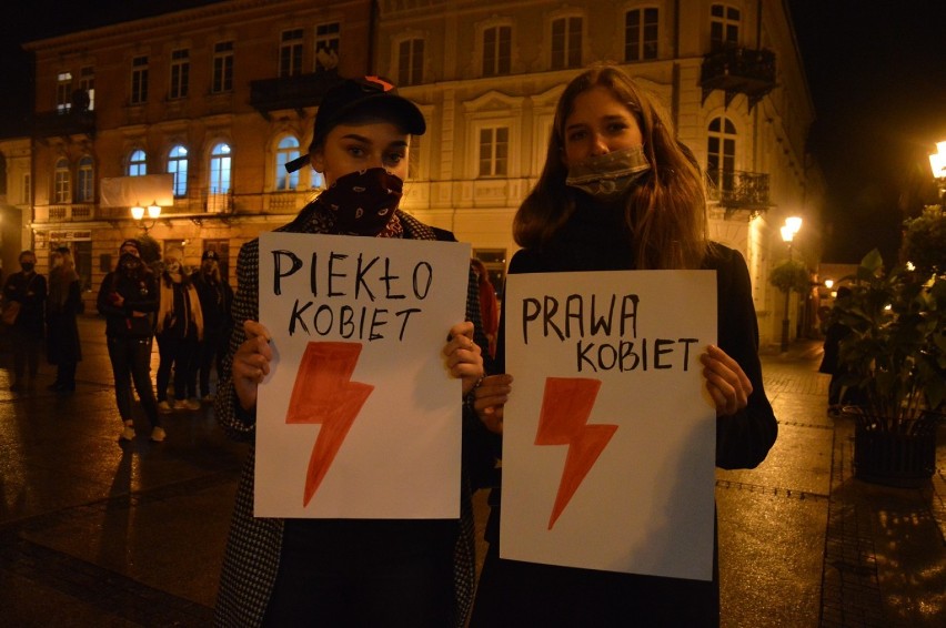 Protest kobiet na Rynku Trybunalskim w Piotrkowie 23.10.2020