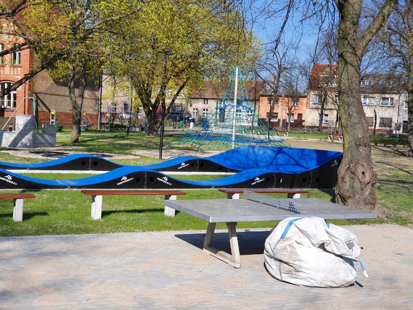 Park w Zaborowie - 19 kwietnia 2022 wciąż otoczony płotem