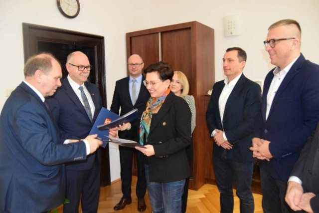 Podpisanie umowy na sfinansowanie i przygotowanie dokumentacji technicznej z firmą BGW Spółka z o.o. dla remontu dróg w Rąbczynie