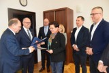 Budowa drogi na działkach i rozbudowa drogi powiatowej w Rąbczynie stają się powoli faktem! Umowa na sporządzenie dokumentacji podpisana!