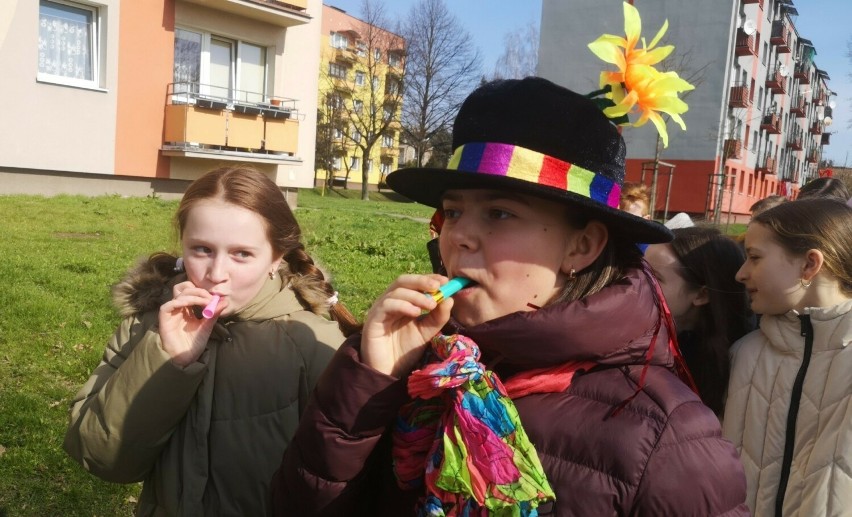 Uczniowie z Publicznej Szkoły Podstawowej numer 22 w Radomiu z radością przywitały wiosnę
