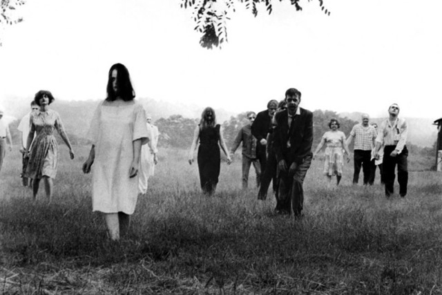 1. Noc żywych trupów ) (Night of the Living Dead) 1968 r.
Reżyseria:
George A. Romero
Nie sposób pominąć w zestawieniu tego właśnie filmu, chociaż liczy sobie kilkadziesiąt lat. To legenda horroru, film  kultowy, przez wielu krytyków  uważany za jedno z najważniejszych osiągnięć amerykańskiej kinematografii.. Do wątków w nim zawartych będą sięgać wszyscy późniejsi twórcy filmów  o zombie.
Akcja rozgrywa  się w latach 60. ubiegłego wieku w okolicach Pittsburgha. Po upadku meteorytu na Ziemię powstaje promieniowanie, w wyniku którego zmarli wstają z grobów i zaczynają atakować i pożerać żywych. Grupka ludzi znajduje schronienie w opuszczonym domu na odludziu. W ciągu najbliższej nocy będą musieli stawić czoła nie tylko hordom nieumarłych, ale przede wszystkim własnym słabościom, lękom i uprzedzeniom.