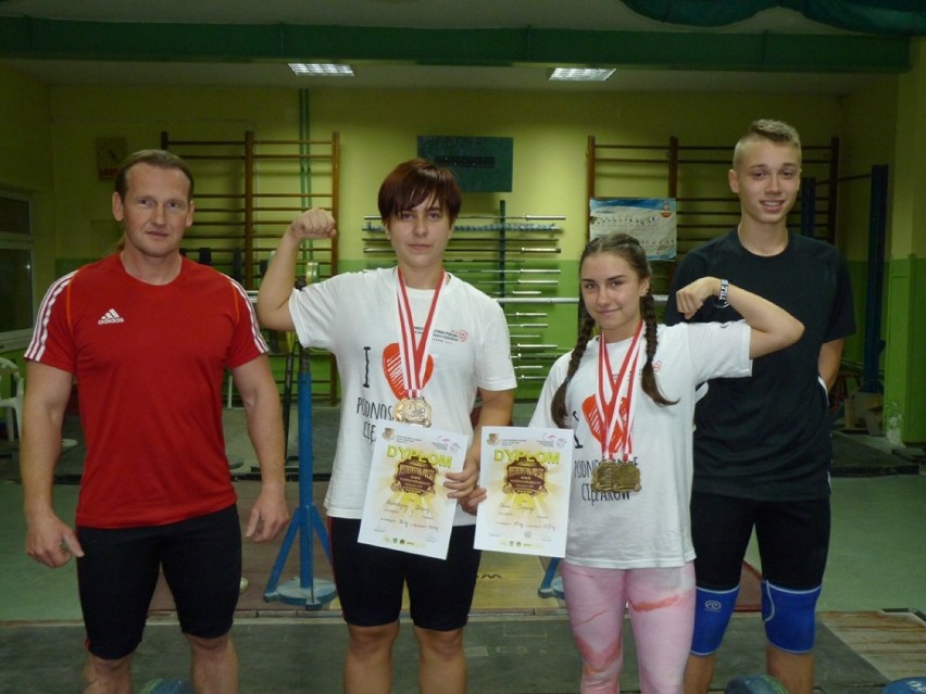 Od lewej: trener Sławomir Bera, Katarzyna Kozera, Oliwia...