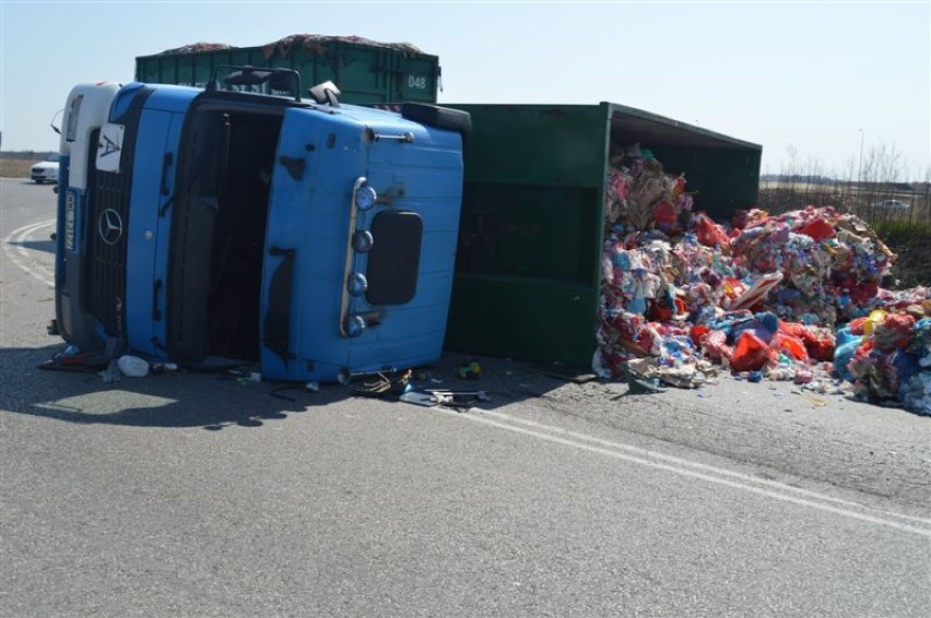 Wypadek w Pikutkowie. Przewróciła się ciężarówka z 8 tonami odpadów medycznych