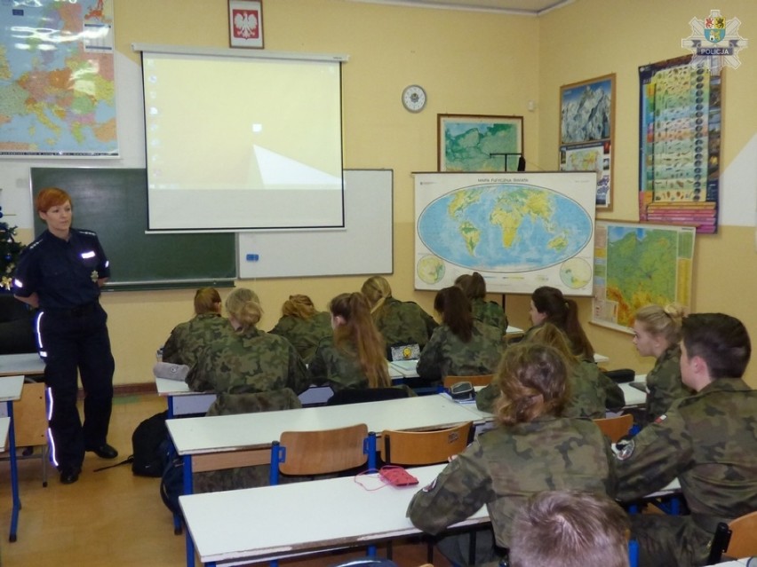 Zajęcia lęborskich policjantów w klasie mundurowej