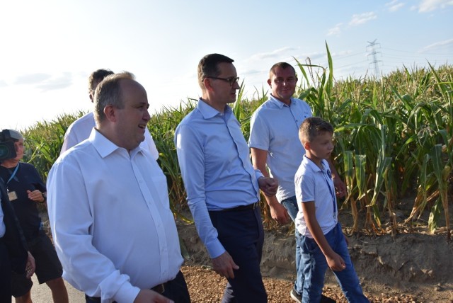 Piotr Derejczyk, wójt gminy Miedźno (z lewej) podczas wizyty premiera Mateusza Morawieckiego