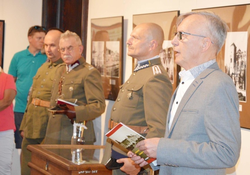 Otwarto wystawę „Jeszcze słychać śpiew i rżenie koni… Wrzesień 1939 roku w Łowiczu” [ZDJĘCIA]