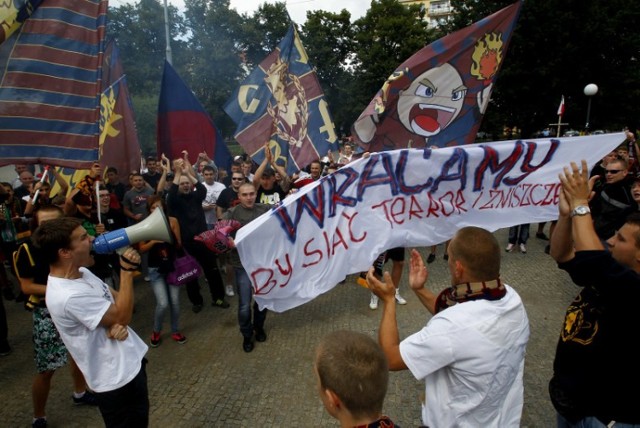 Kibice Pogoni zatańczyli w Kaskadzie