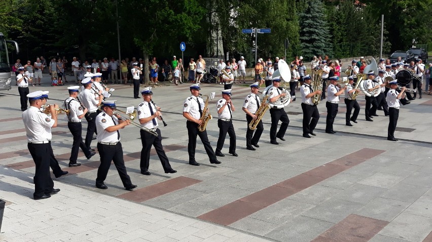 Tenis i Orkiestra Reprezentacyjna Komendy Głównej Policji na deptaku