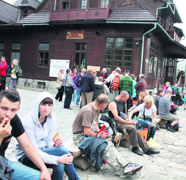 Turyści od ponad wieku kochają Morskie Oko. Wędrują tam 18 km, w deszczu, upale, tłoku