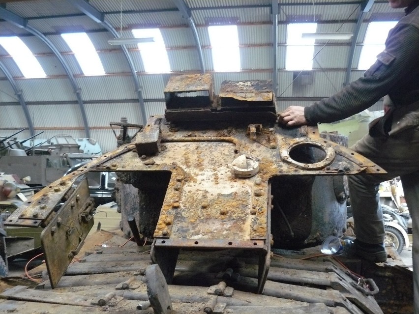 Trwa remont czołgu  Walentyna (ZDJĘCIA)