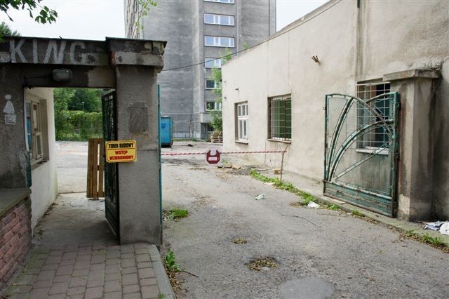 Tarnów: rozbiórka garaży po Straży Pożarnej przy ul.Brodzińskiego [ZDJĘCIA]