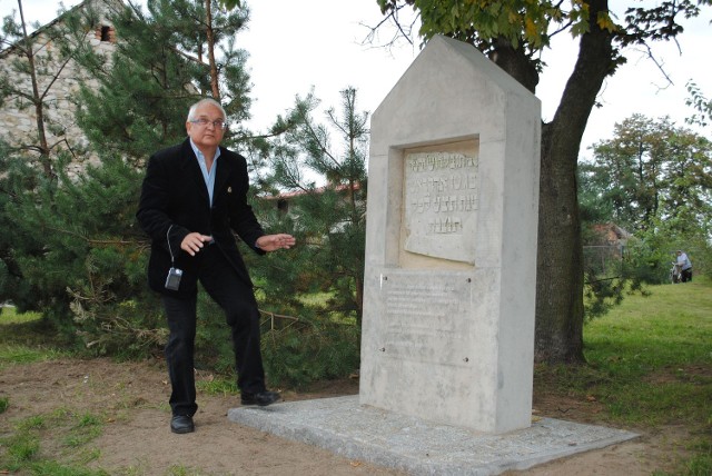 Wojciech Mszyca doszedł do wniosku, że najlepszą oprawą dla macewy będzie zwykły beton.