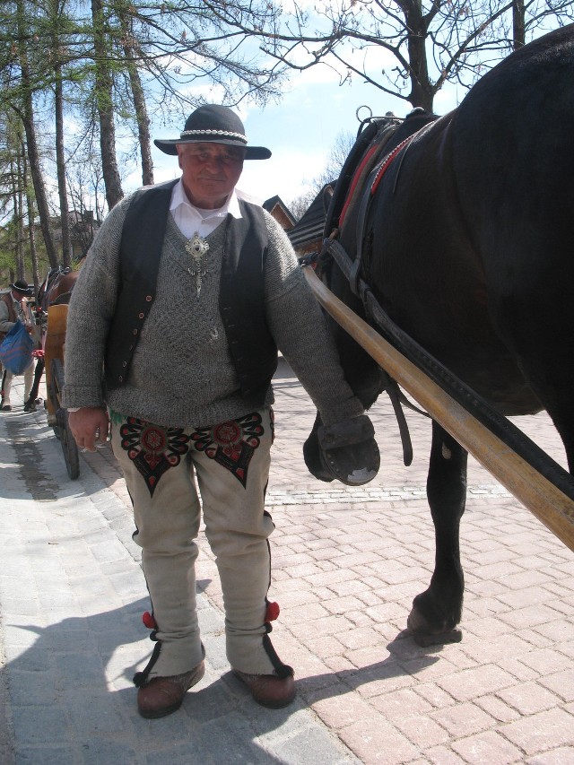 Andrzej Gąsienica Samek, fiakier z Krupówek, pokazuje kopyta swojego konia. Jego zdaniem, są zdrowe