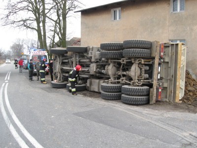 Wypadek w Osowie. Ciężarówka z piaskiem przewróciła się na bok