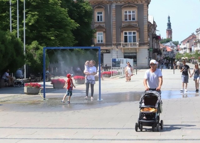 Radomianie mogą korzystać z kurtyny wodnej, tu na Placu Corazziego.