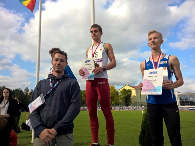 Trener Piotr Zrada i Dawid Gutowski na najwyższym stopniu podium