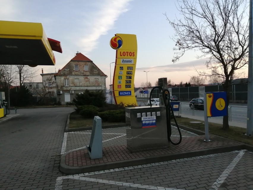 Oto aktualne ceny na stacjach paliw 18.03.2022 roku. Tłoku...