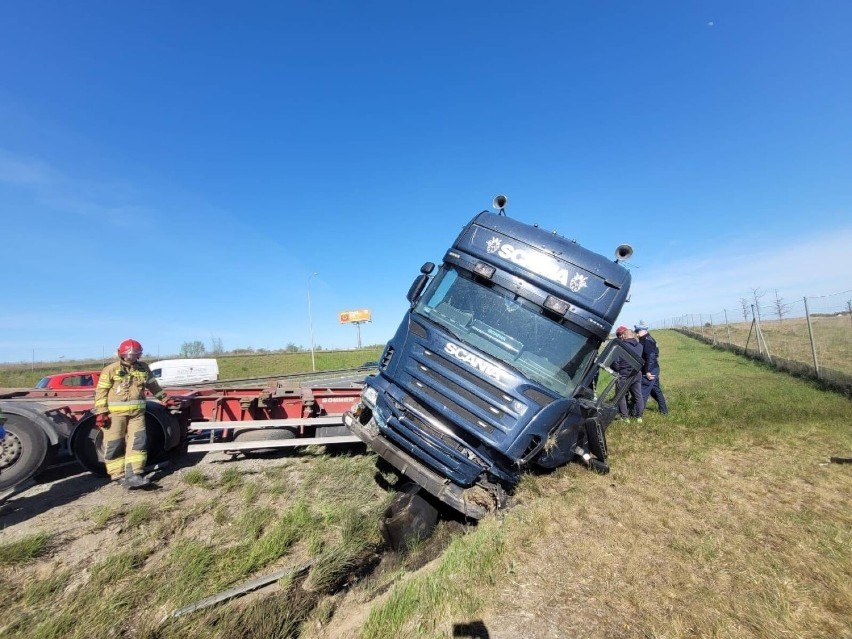 Borkowo, gm. Pruszcz Gdański. Ciężarówka wypadła z drogi....