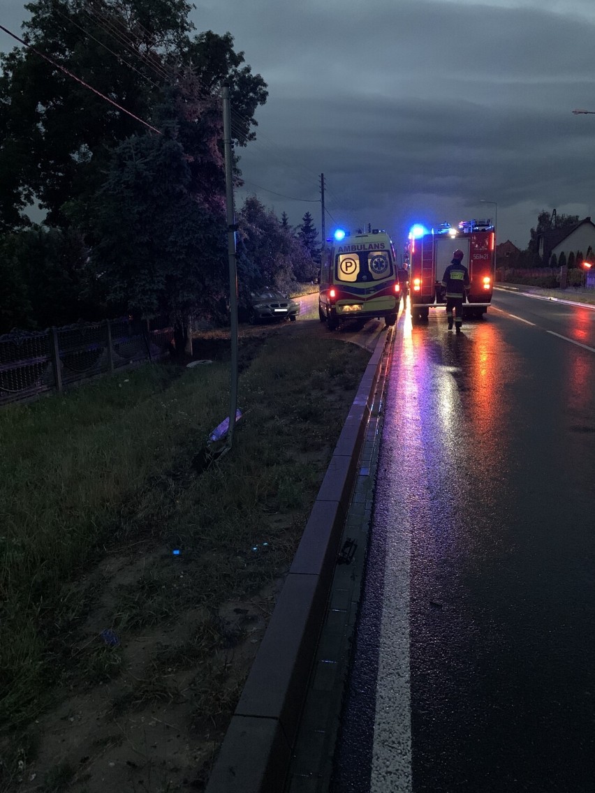 W Piekarzewie samochód osobowy wypadł z drogi i uderzył w ogrodzenie