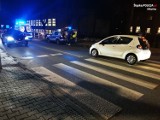 Groźny wypadek w centrum Łazisk Górnych. Samochód potrącił 81-latkę na pasach