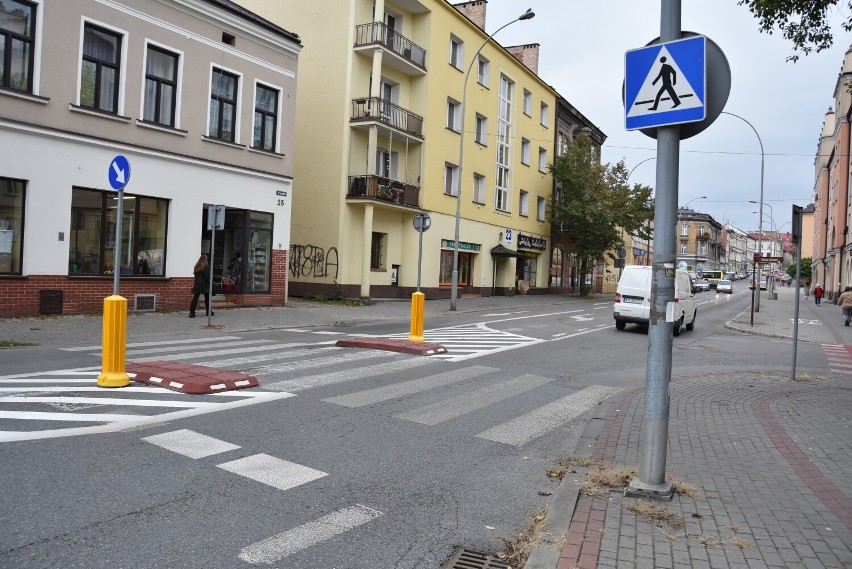 Przedzielone przejście dla pieszych na ulicy Lwowskiej ma...