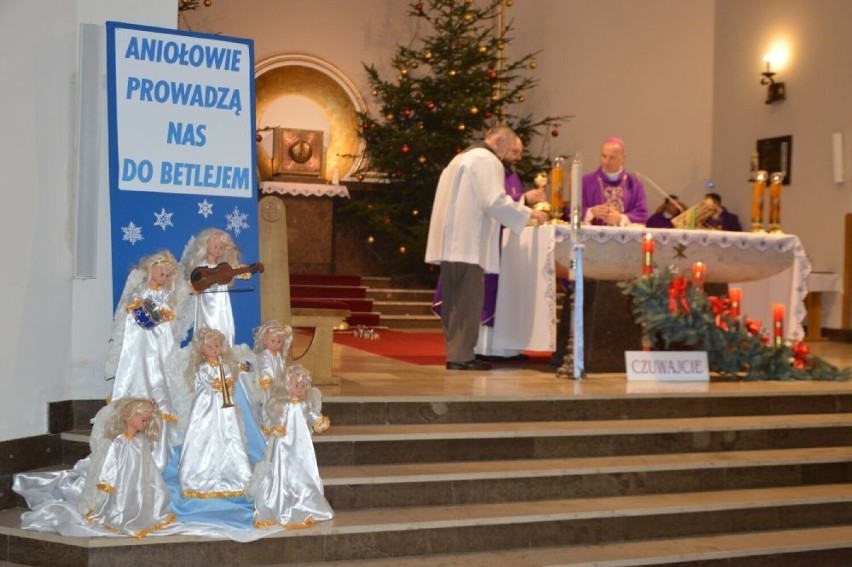 Biskup Marek Solarczyk na wigilii dla samotnych w Skarżysku - Kamiennej. Zobacz zdjęcia
