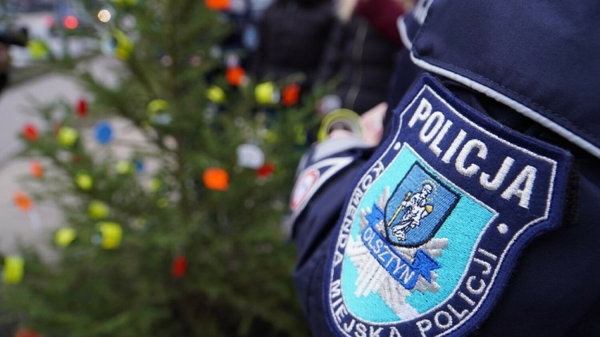Odblaskowa choinka pod Komendą Miejską Policji w Olsztynie
