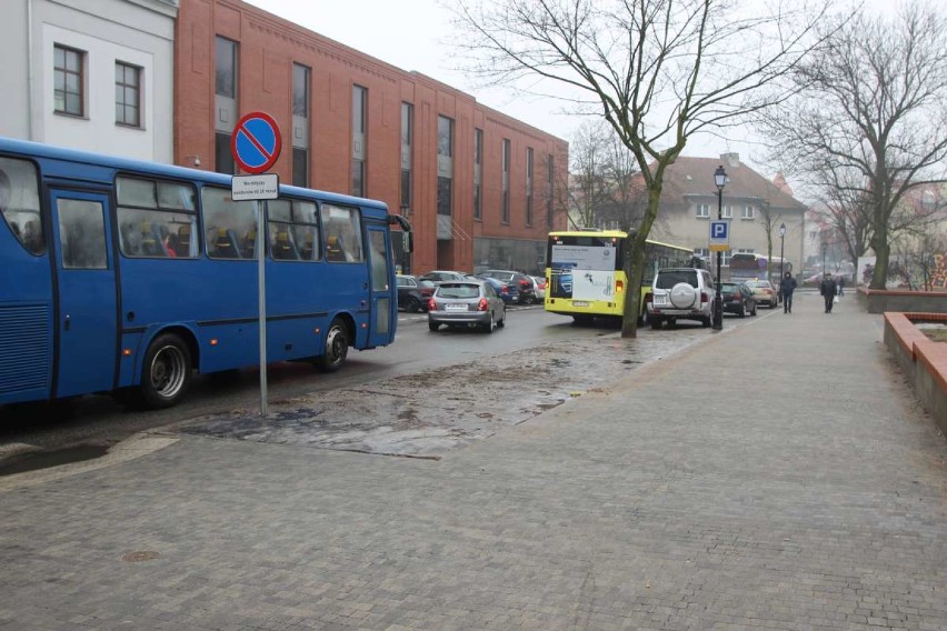 Zatoczka autobusowa przy Teatrze Fredry - znaki zostały zmienione. Dlaczego?