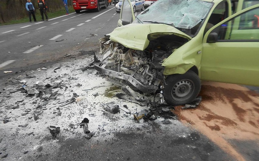 Wypadek w Piotrowie: Jedna osoba nie żyje, dwie zostały...