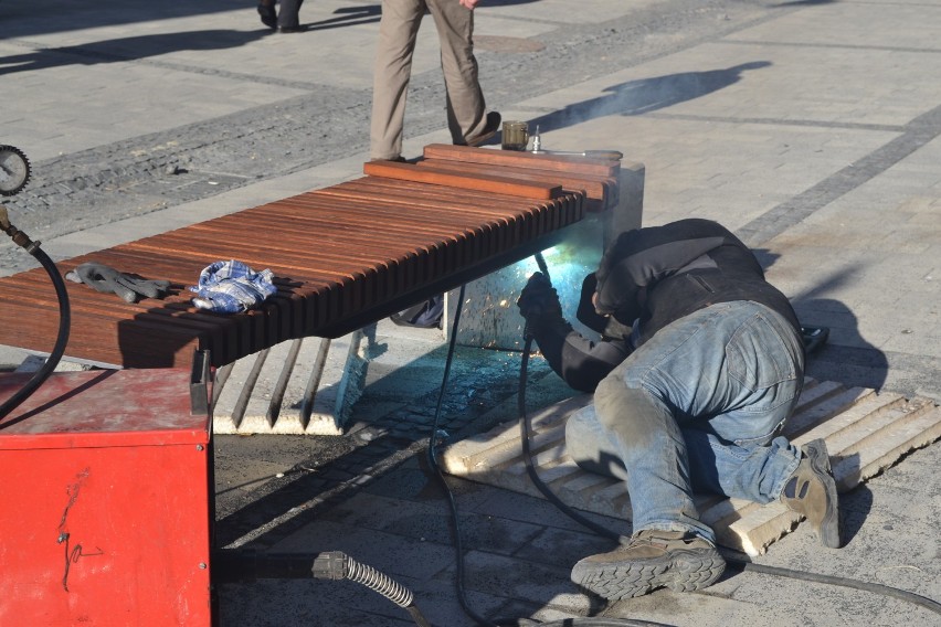 Deptak w Rybniku - montują ławki