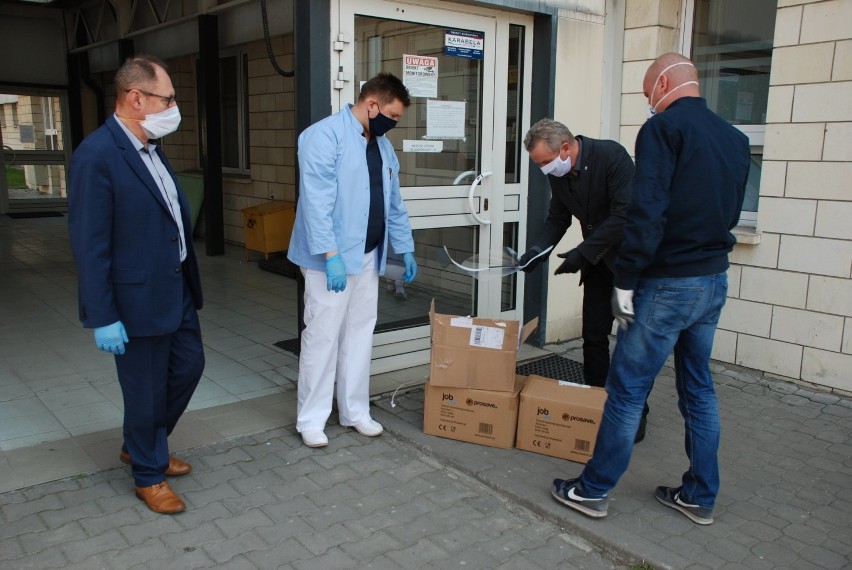 Nowy sprzęt i środki ochrony trafiły do szpitala powiatowego. To wsparcie od władz gminy Pińczów i zakładu opieki zdrowotnej ZDJĘCIA