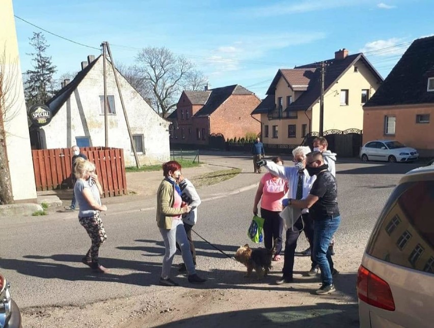 Maseczki dotarły do wszystkich mieszkańców gminy Koczała. Wspólna akcja wójta, sołtysa i strażaków (zdjęcia)