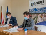 Niebezpieczne odpady z terenu byłej rafinerii znikną z Gorlic do końca przyszłego roku. Miasto podpisało umowę wartą 48 mln złotych!