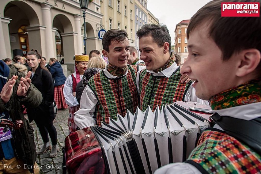 Wałbrzych: „Kopalnia Folkloru” parada w Rynku