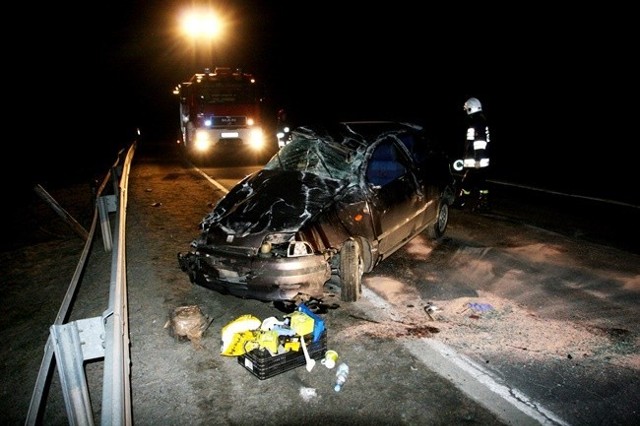 -&nbsp;To cud, że kierowca, 21-letni kryniczanin przeżył we wraku auta - mówią ratownicy z Jednostki Ratowniczo-Gaśniczej Państwowej Straży Pożarnej w Krynicy-Zdroju, którzy przybyli z pomocą.