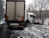 W Osowie Lęborskim ciężarówka zjechała do rowu. Droga przez kilka godzin była zablokowana