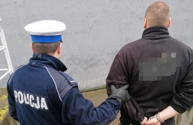 Po krótkim pościgu policjanci z Gdyni zatrzymali 23-latka z Somonina, który miał przy sobie narkotyki i kierował samochodem pomimo zakazu.