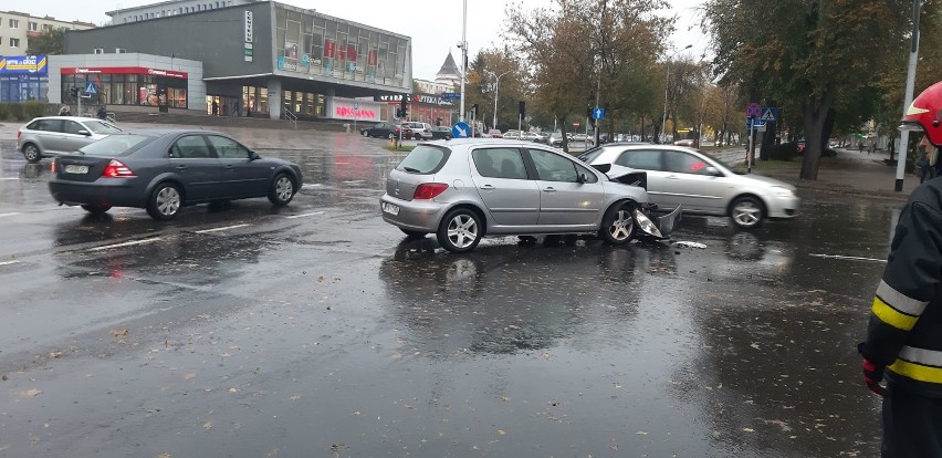 Groźny wypadek w centrum Konina  - Kierujący Peugeotem  407 zderzył się z drugim Peugeotem 307