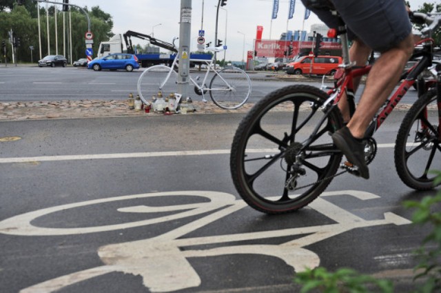 Ghost Bike w Poznaniu -  ul. Jana Pawła II. Tu 19-letni Andrzej Lemański zginął pod kołami samochodu