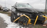 Wypadek w Kielcach - samochód staranował barierki. Kierowca uciekł. Właściciel auta miał dwa promile