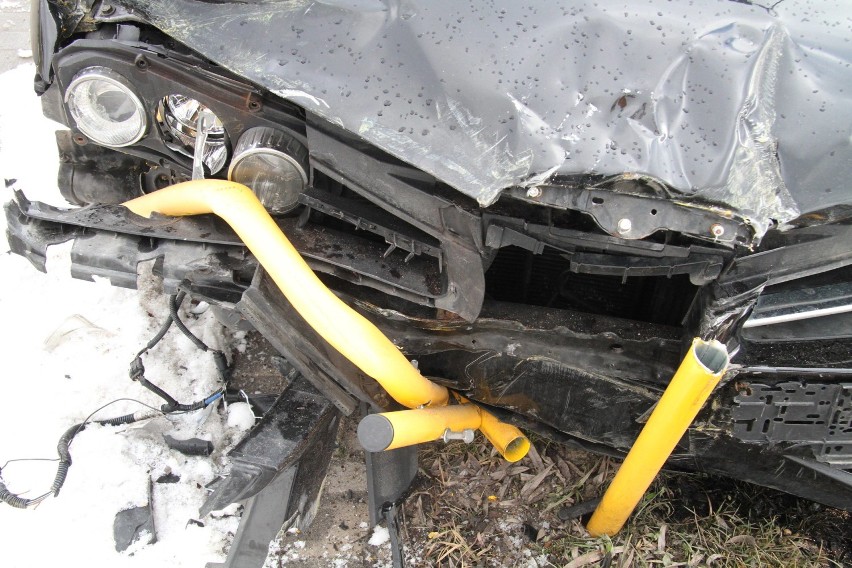 Wypadek w Kielcach - samochód staranował barierki. Kierowca uciekł. Właściciel auta miał dwa promile