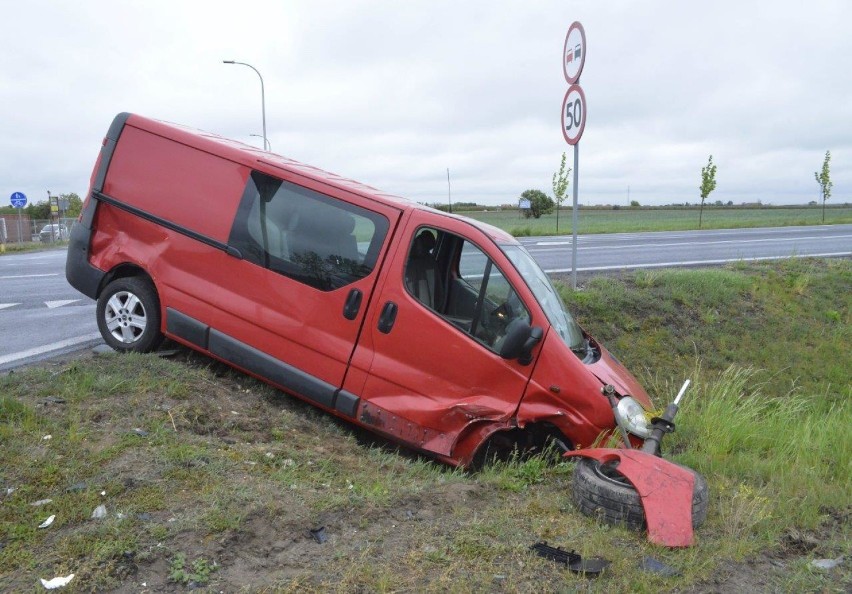 Zderzenie dwóch aut na drodze DK5 na skrzyżowaniu dróg w kierunku Stare Oborzyska - Kurowo